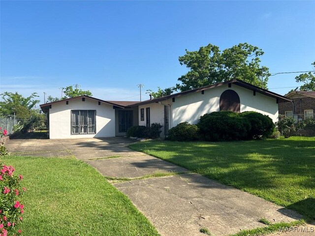 ranch-style house featuring a front lawn