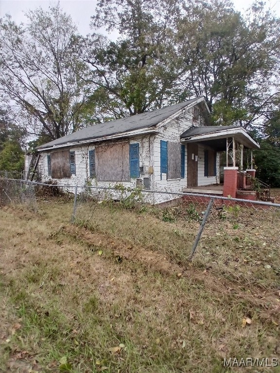 view of front facade featuring a porch