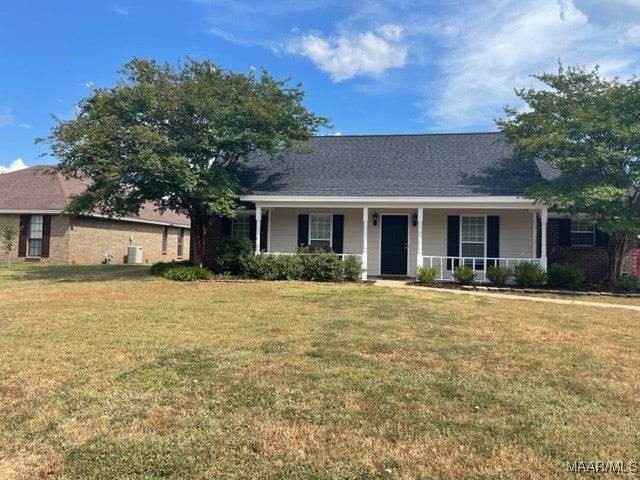 ranch-style home featuring a front lawn