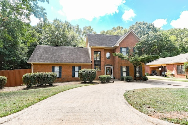 view of front of house featuring a front lawn