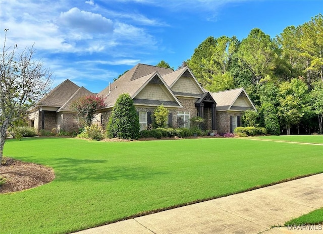 craftsman house featuring a front yard