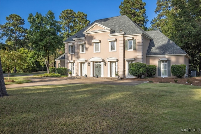 view of front facade with a front yard