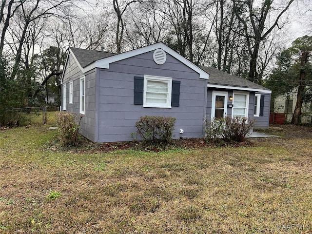 view of front of house featuring a front yard