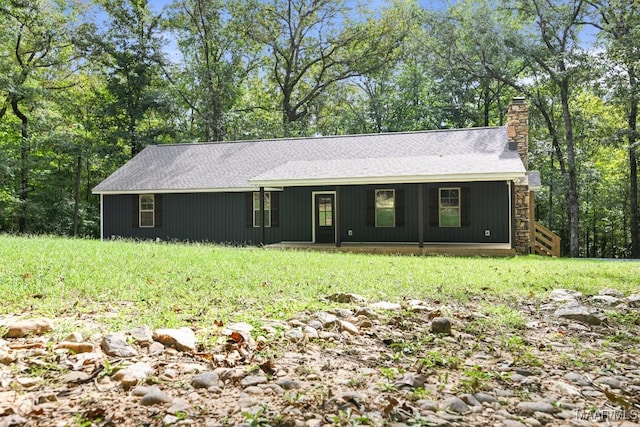 single story home featuring a front lawn