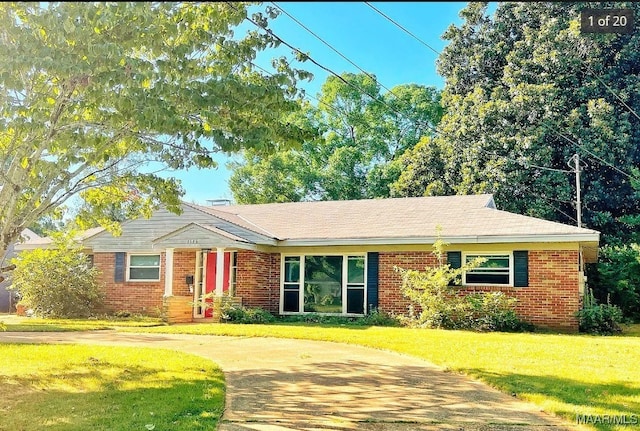 ranch-style house with a front yard