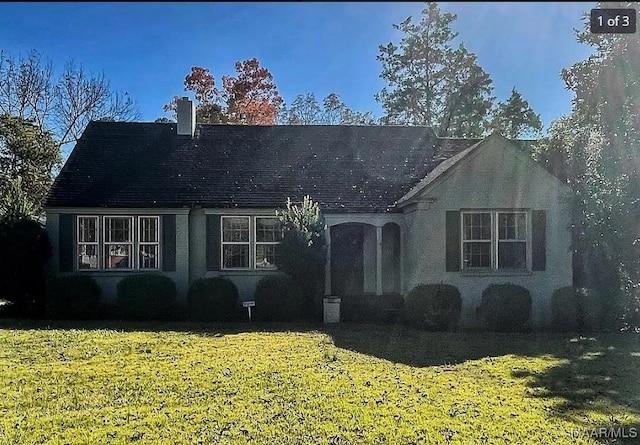 view of front facade featuring a front lawn