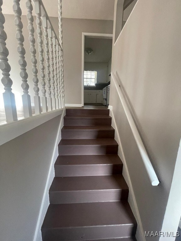 14 Azaleawood Dr, Wetumpka, AL 36093 - view of staircase