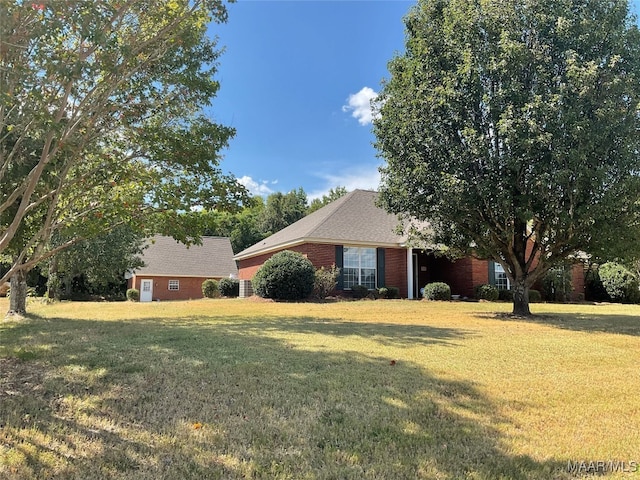 single story home with a front lawn