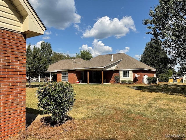 view of front facade with a front lawn