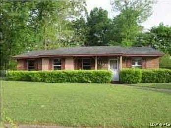 ranch-style house featuring a front yard