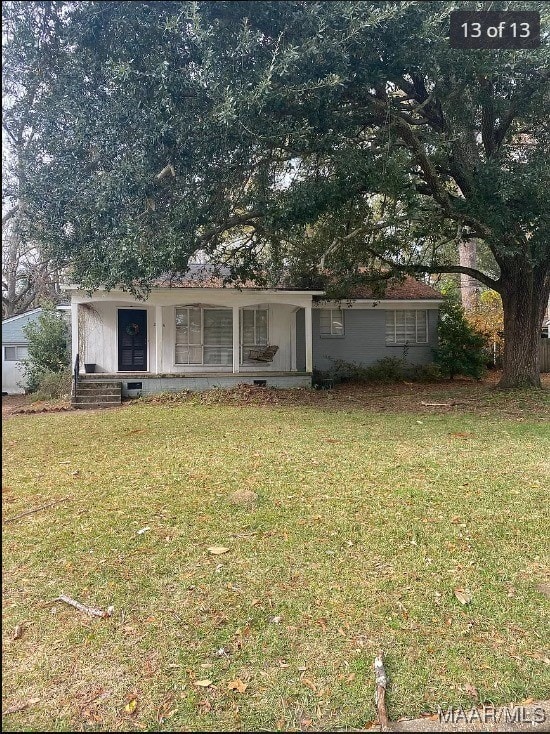 view of front of property with a front yard