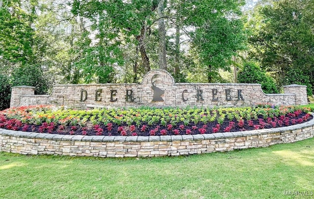 community / neighborhood sign featuring a lawn