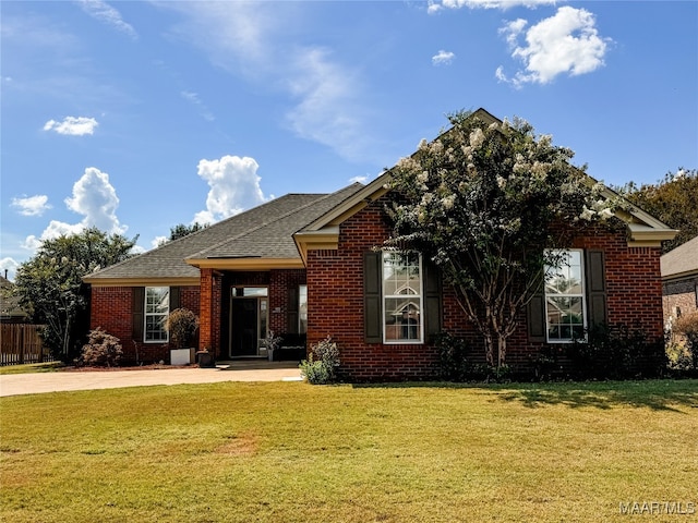 view of front of property featuring a front lawn