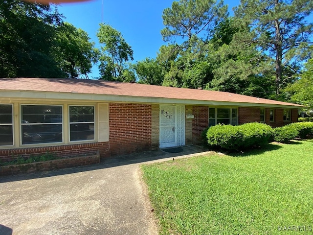 ranch-style home with a front yard