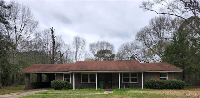 ranch-style home featuring a front lawn