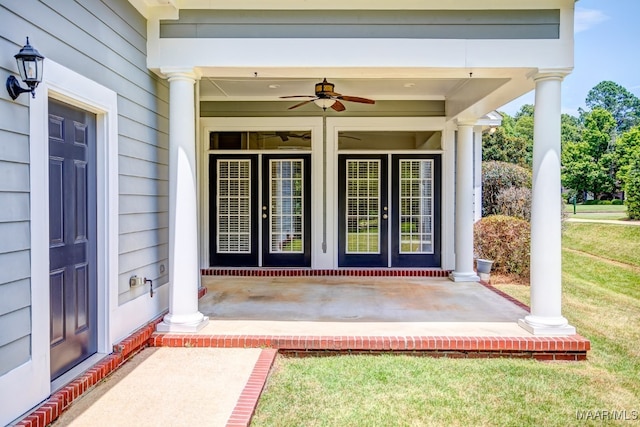 property entrance with ceiling fan and a yard