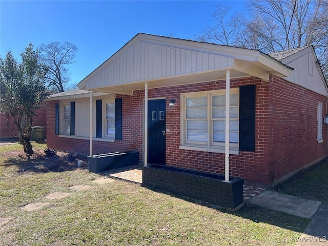 single story home with a front yard