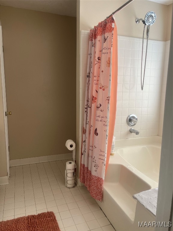 bathroom with shower / bath combo