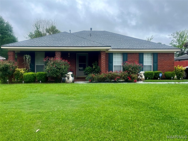 view of front facade featuring a front lawn