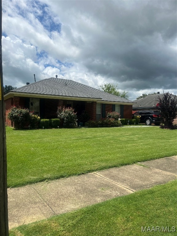 single story home with a front lawn