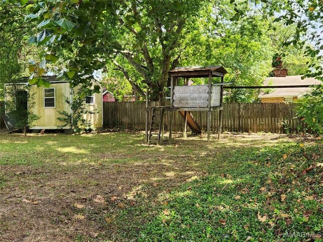 view of yard featuring a storage shed