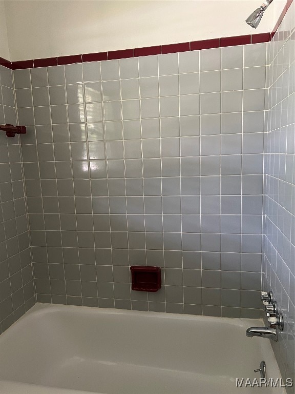 bathroom with tiled shower / bath combo