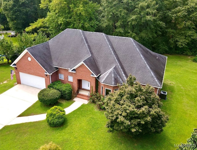 view of front facade featuring a front yard