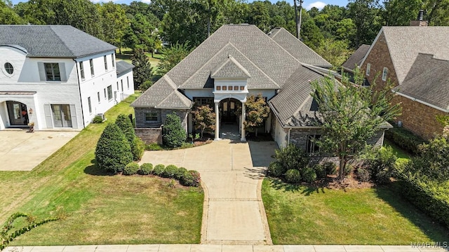 view of front facade with a front yard