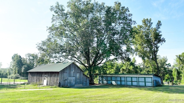 view of yard with an outdoor structure