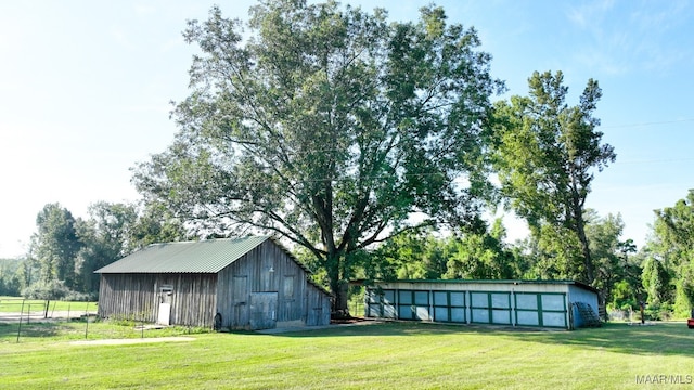 view of yard with an outdoor structure