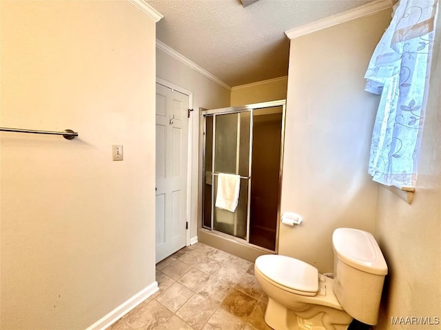 full bath featuring a textured ceiling, ornamental molding, a shower stall, and toilet