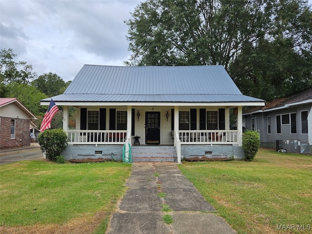 view of front of home with a porch and a front lawn