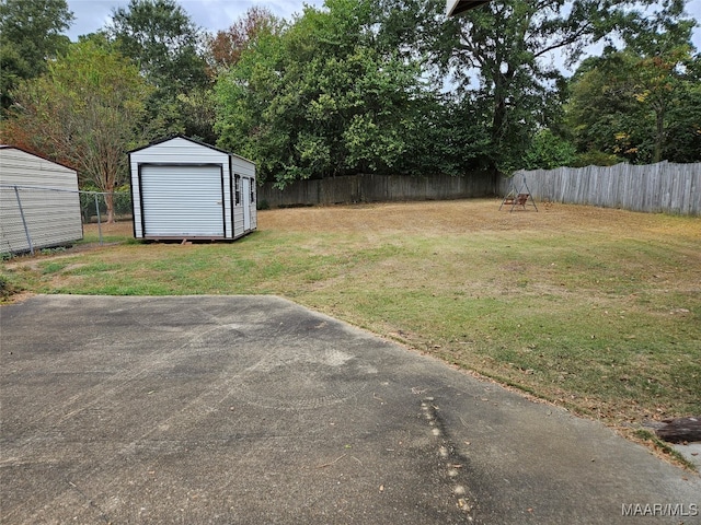 view of yard with a shed