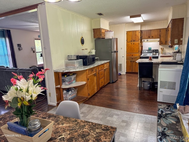 kitchen with stainless steel fridge, a textured ceiling, kitchen peninsula, electric range, and dark wood-type flooring