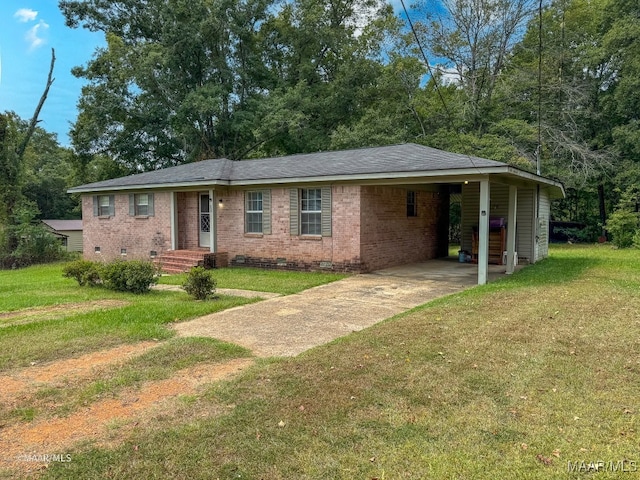 view of front of home featuring a front yard and a carport