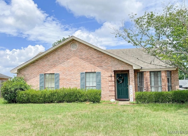 view of front of home featuring a front lawn