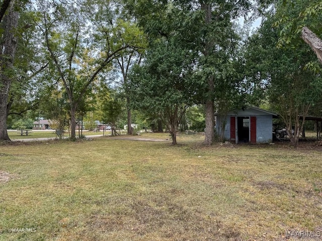 view of yard featuring an outbuilding and a storage shed