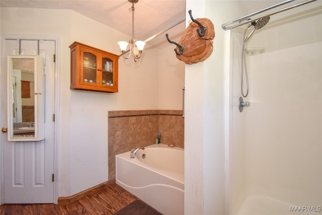 bathroom featuring a textured ceiling, hardwood / wood-style floors, sink, a chandelier, and independent shower and bath