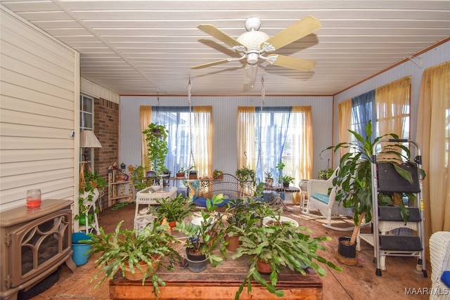 sunroom with ceiling fan