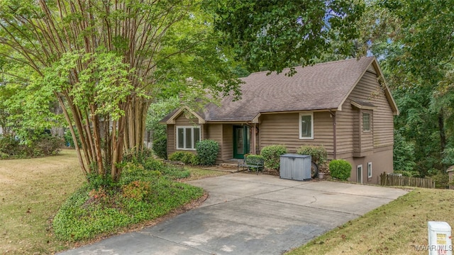 view of front of property with a front yard