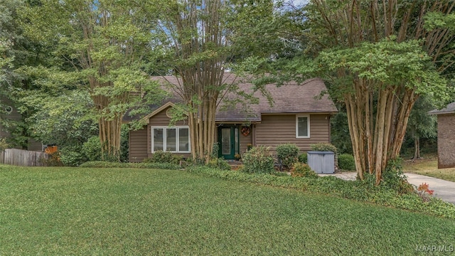 view of front of home featuring a front yard