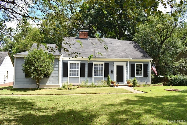 view of front facade featuring a front lawn