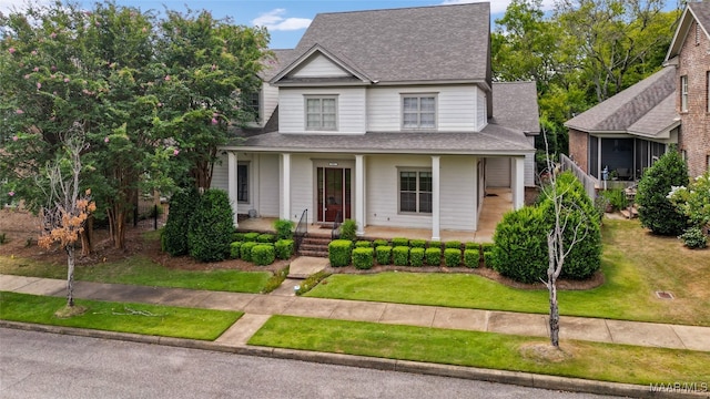 view of front of house featuring a front lawn