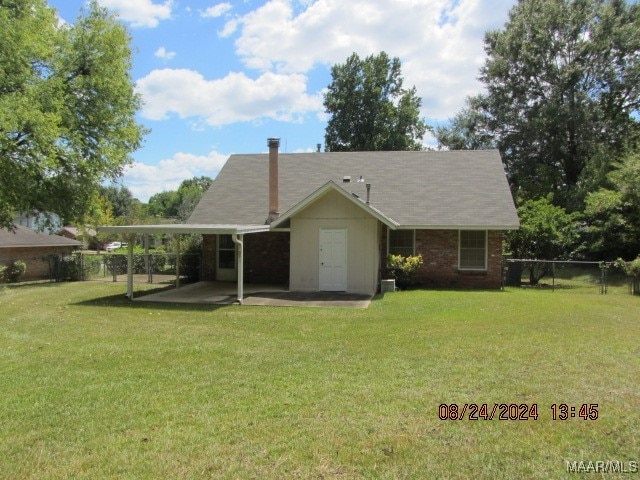 view of front of property featuring a patio and a front yard