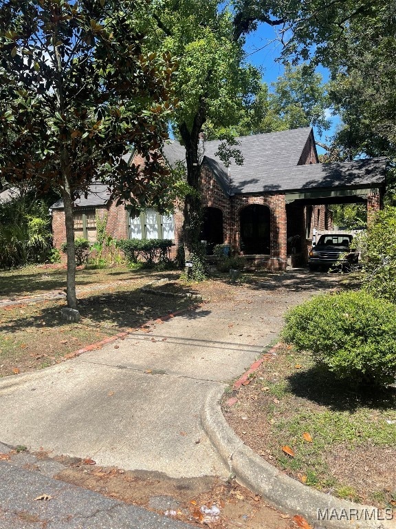 view of front of property featuring a carport