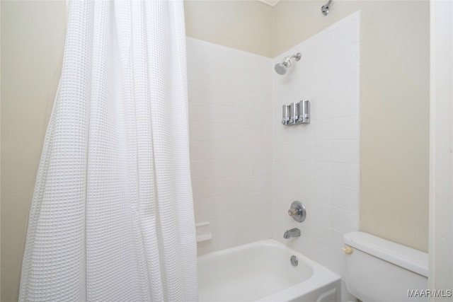 bathroom featuring toilet and shower / tub combo