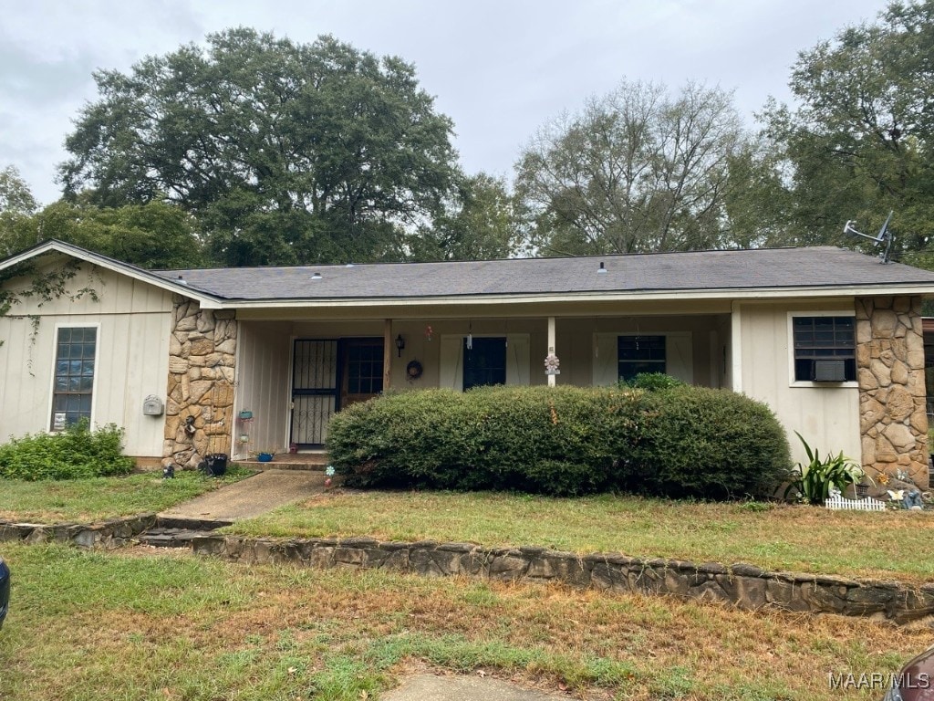 single story home featuring a front yard