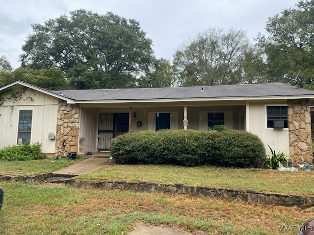 single story home featuring a front yard