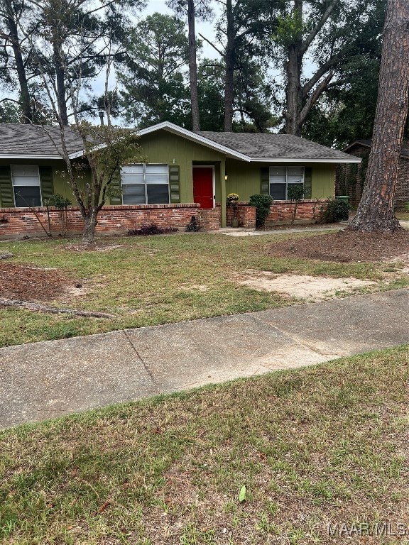 ranch-style home featuring a front lawn