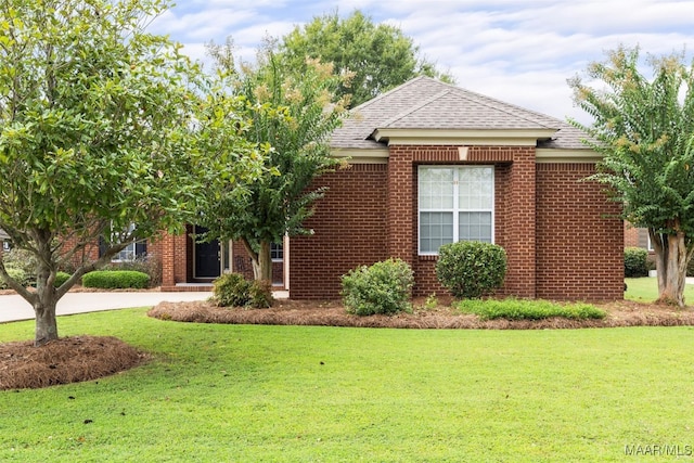 view of front facade featuring a front yard